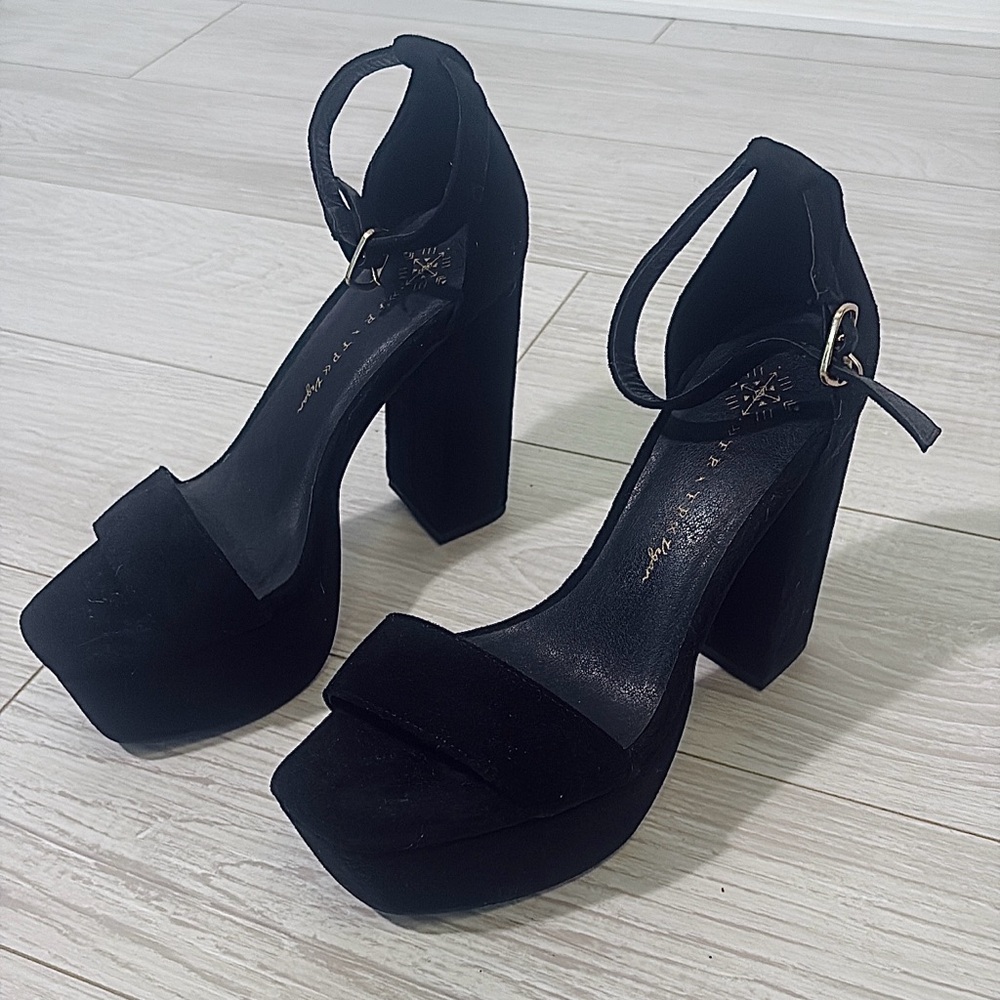 Free People Chic Black Velvet Ankle Strap Platforms. Chunk Heel. Gold Hardware.